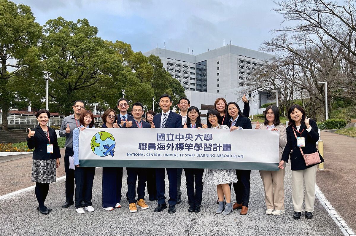 台灣中央大學參訪日本中央大學（Chuo University）姐妹校，在其櫻花林校園合影留念。照片秘書室提供